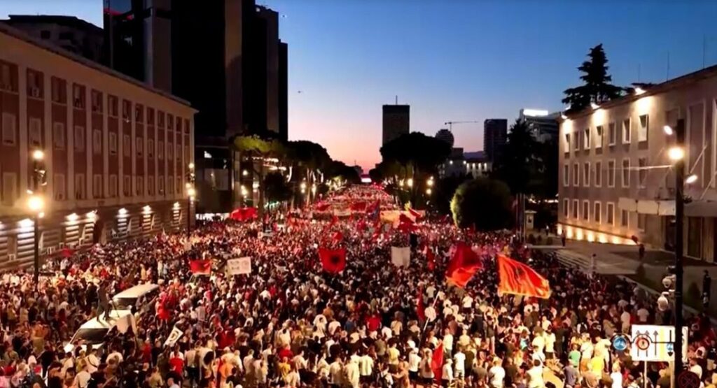 milhares-de-manifestantes-vao-as-ruas-na-albania-exigir-renuncia-de-premie