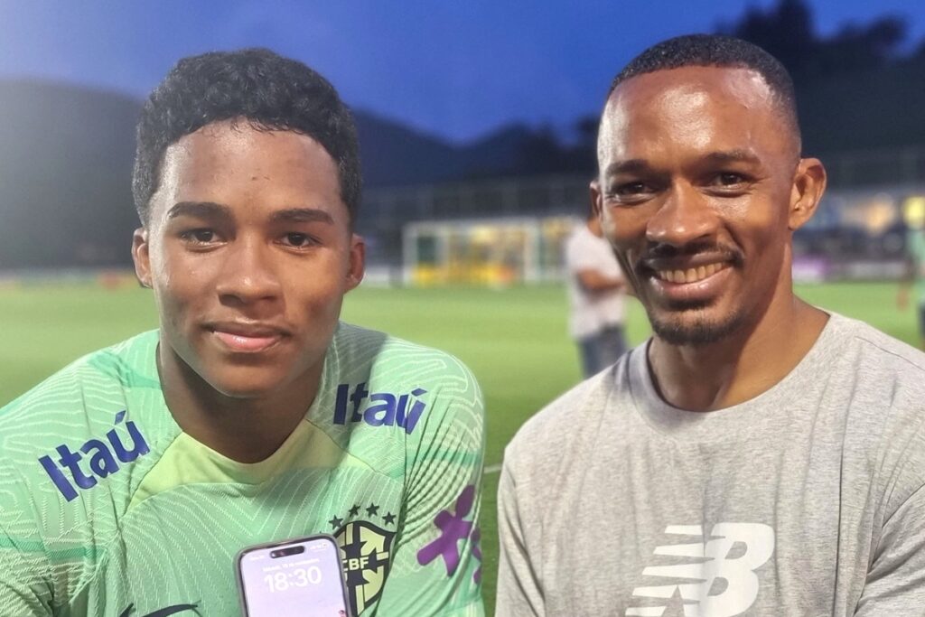 pai-de-endrick-lamenta-e-consola-filho-apos-eliminacao-na-copa