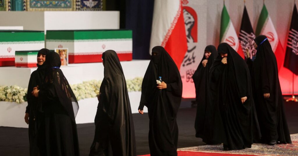 iranianos-pedem-vinganca-contra-trump-durante-cortejo-de-ali-khamenei