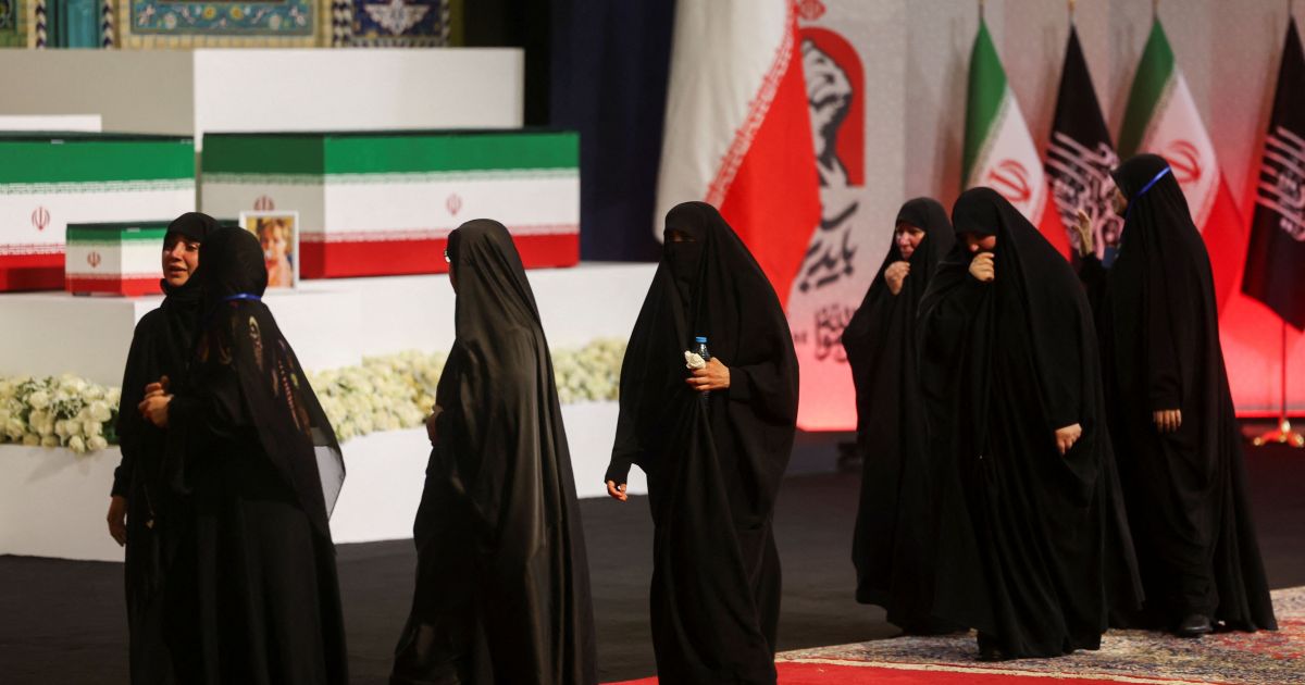 iranianos-pedem-vinganca-contra-trump-durante-cortejo-de-ali-khamenei