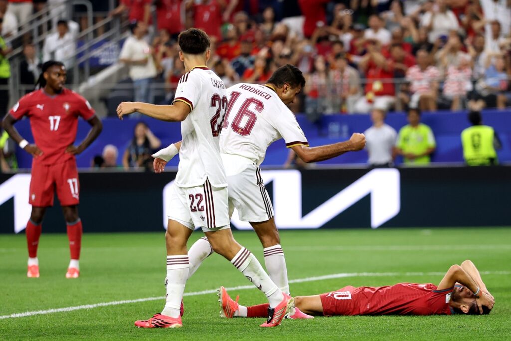 rodri-pede-desculpas-apos-comemorar-erro-de-bernardo-silva-na-copa