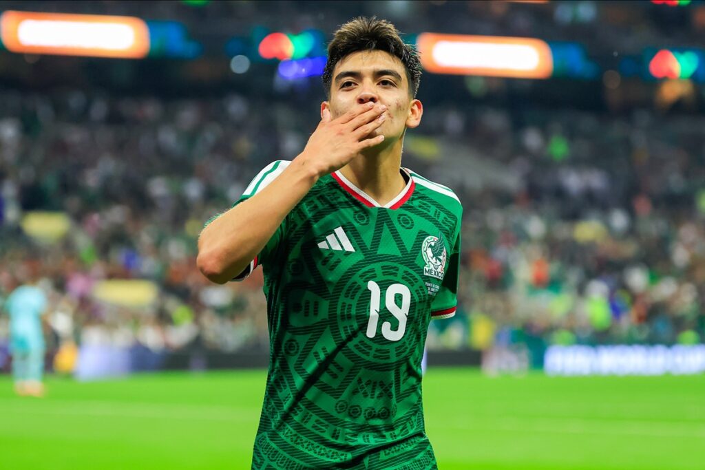 atacante-do-mexico-se-forma-no-ensino-medio-apos-eliminacao-na-copa