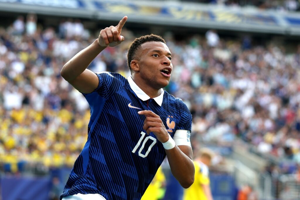com-mbappe-voando,-quartas-da-copa-comecam-com-franca-x-marrocos