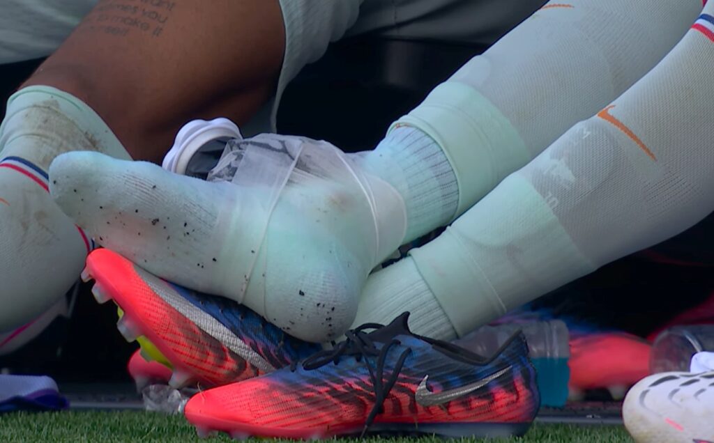 mbappe-cai-em-campo,-e-substituido-e-coloca-gelo-no-tornozelo