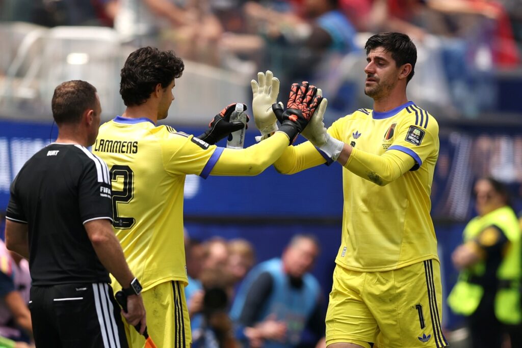 thibaut-courtois-afirma-que-gostaria-de-ter-permanecido-em-campo