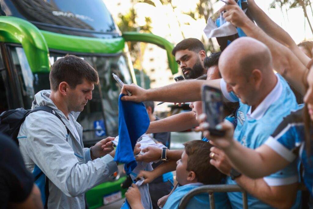 gremio-e-recebido-com-festa-da-torcida-ao-chegar-no-df-para-amistoso