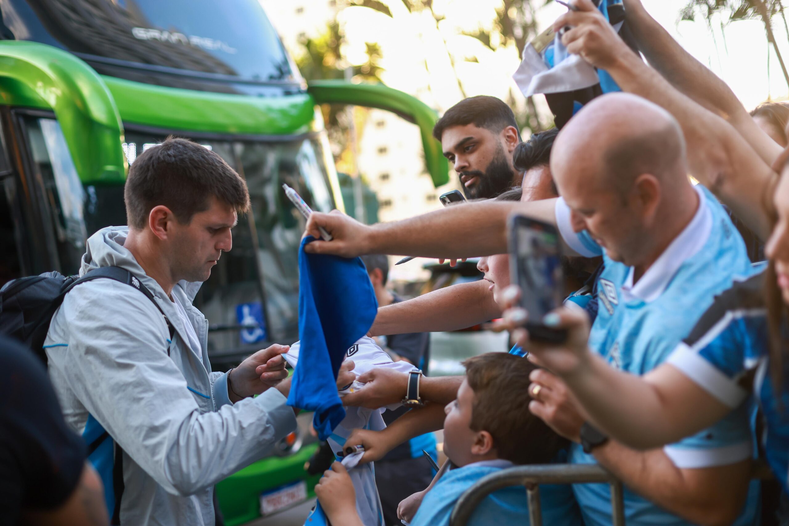 gremio-e-recebido-com-festa-da-torcida-ao-chegar-no-df-para-amistoso