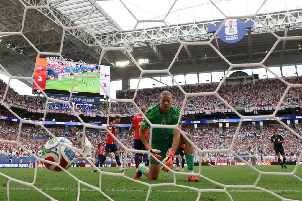 web-se-revolta-com-goleiro-da-noruega:-“frangou-contra-inglaterra”