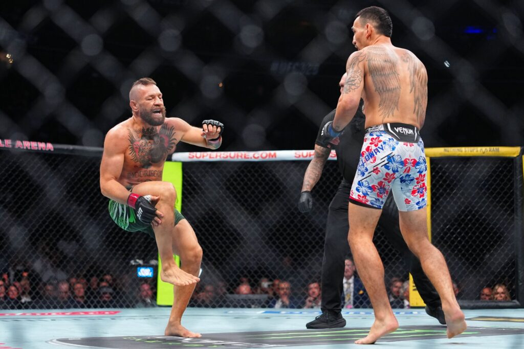 em-retorno-ao-ufc,-mcgregor-se-lesiona-e-holloway-garante-vitoria