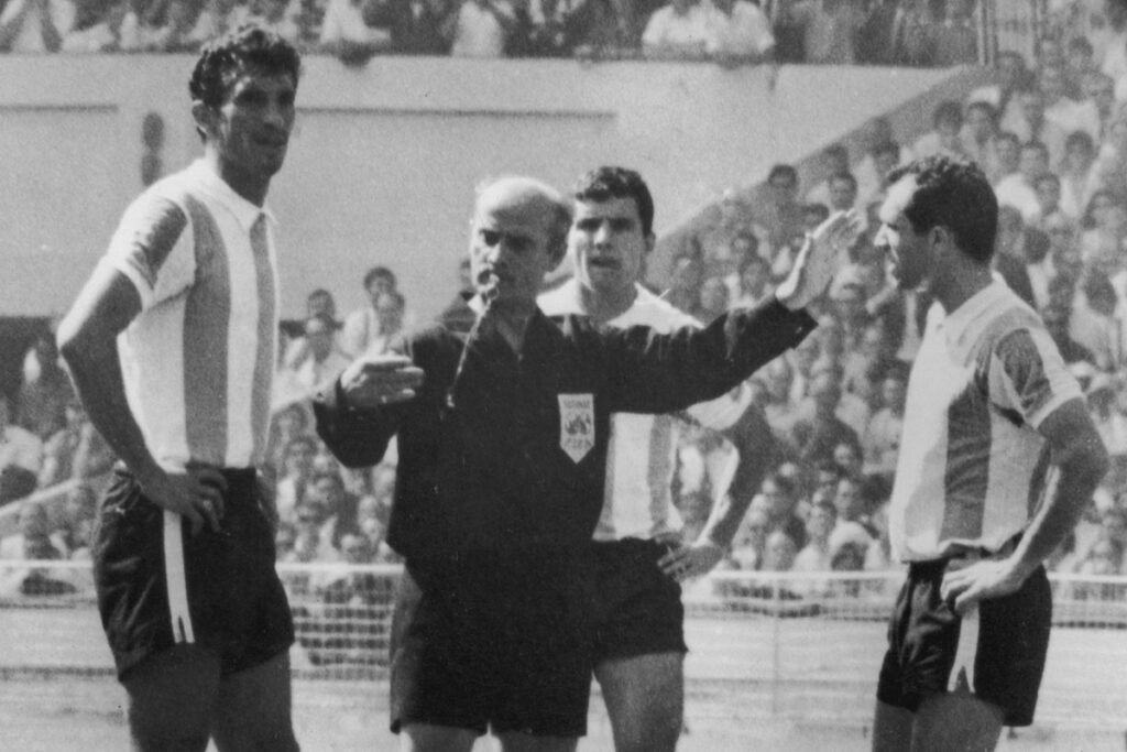 antonio-rattin-impulsionou-a-criacao-dos-cartoes-no-futebol:-entenda