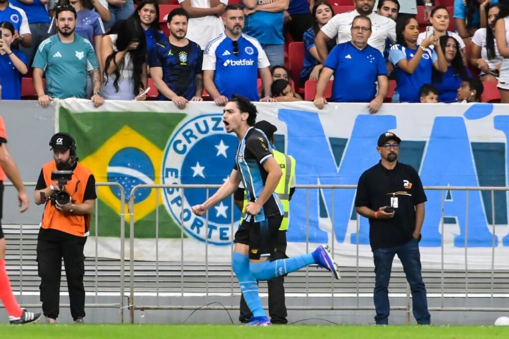 matheus-nascimento-marca-em-sua-estreia-pelo-gremio-contra-o-cruzeiro