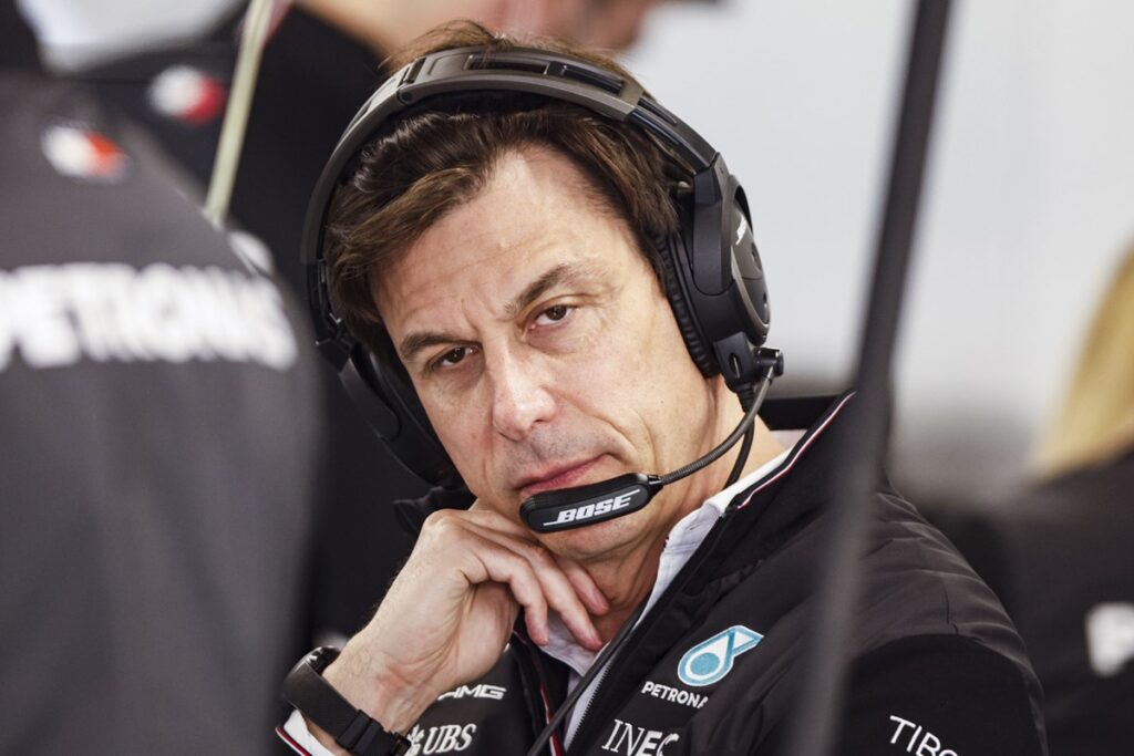 f1:-toto-wolff-rejeita-comparacoes-entre-kimi-antonelli-e-ayrton-senna
