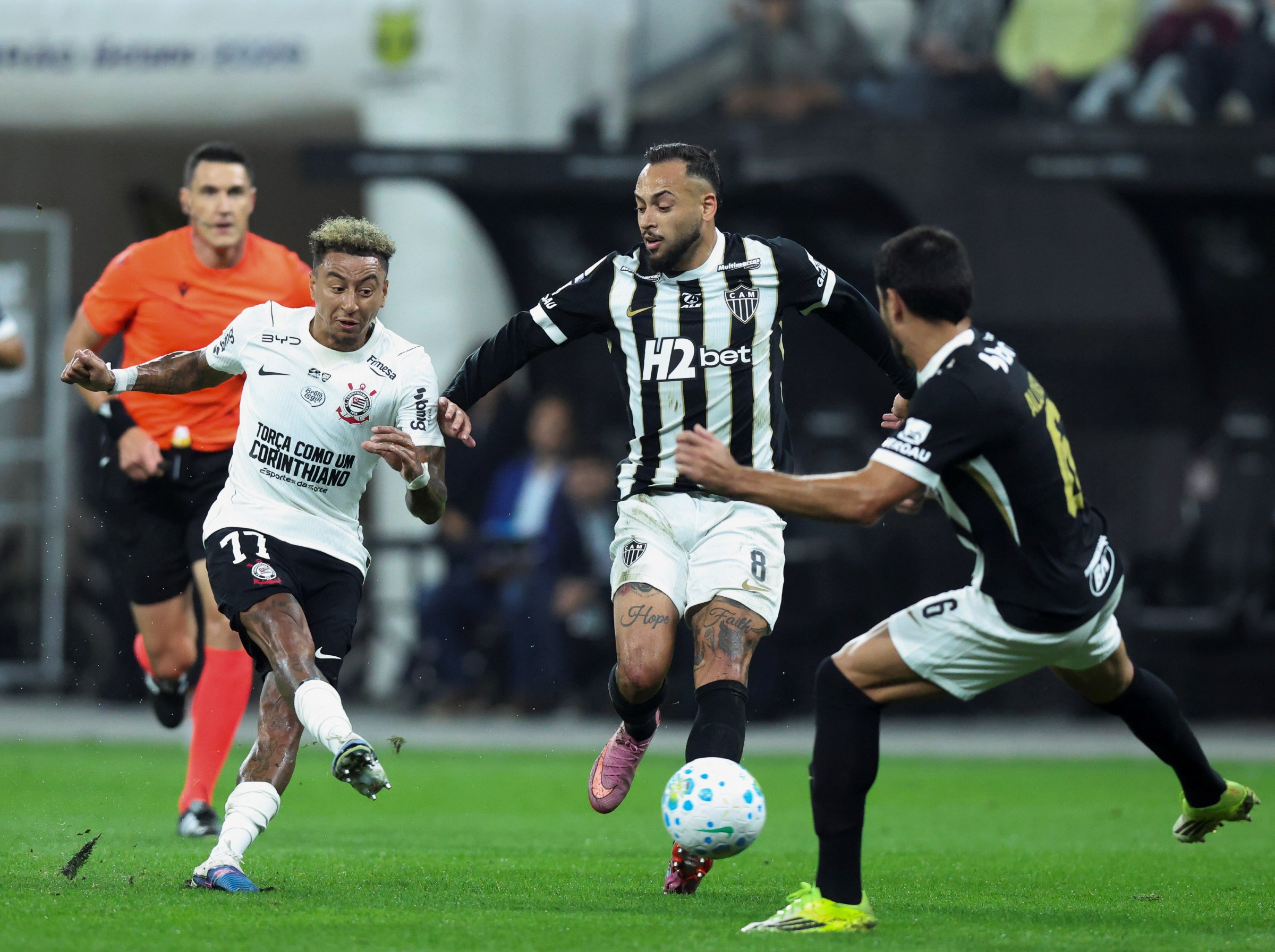 galo:-atlanta-united-comete-gafe-e-confunde-maycon-com-junior-alonso