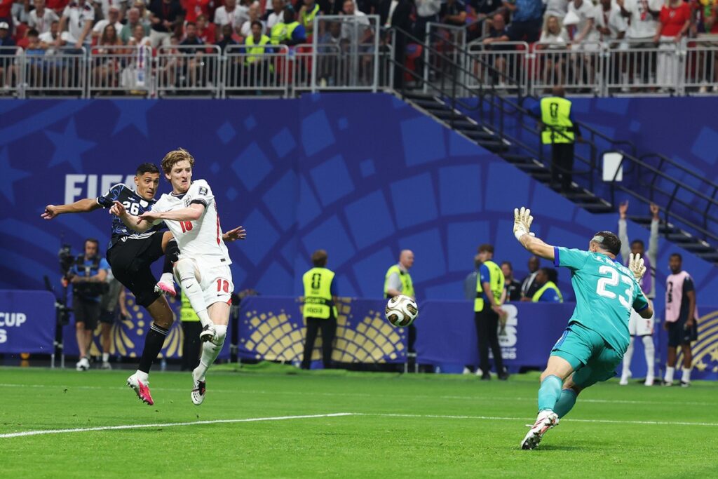 veja-o-gol-de-gordon-que-abriu-placar-para-inglaterra-contra-argentina