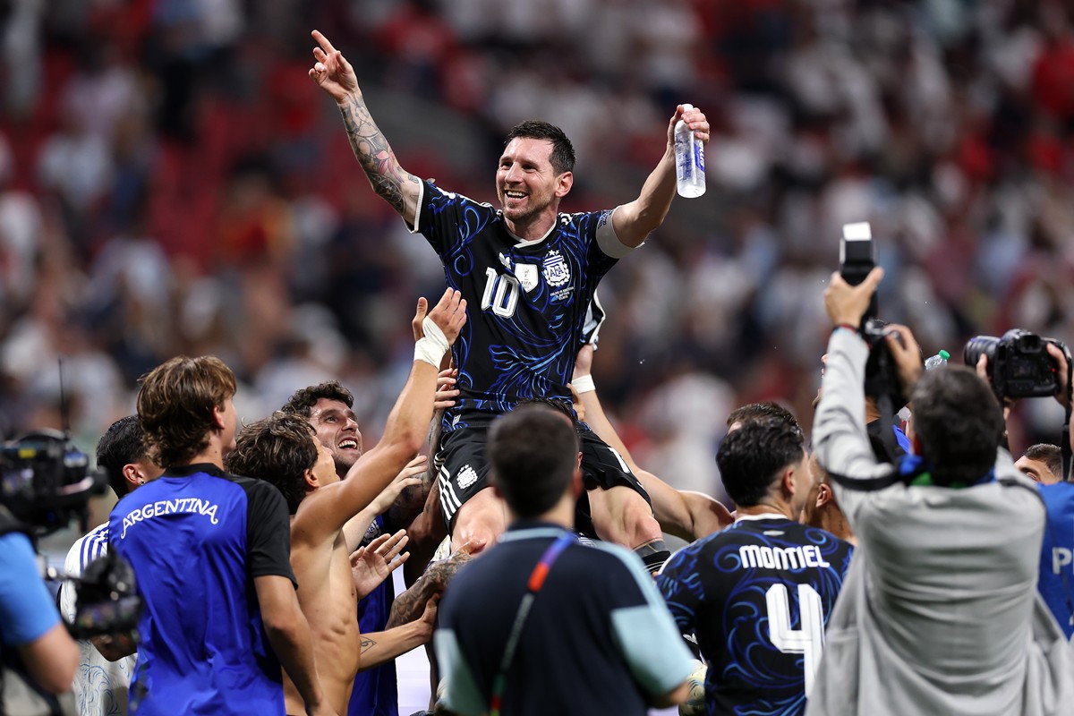 messi-da-duas-assistencias,-passa-mbappe-e-retoma-artilharia-da-copa