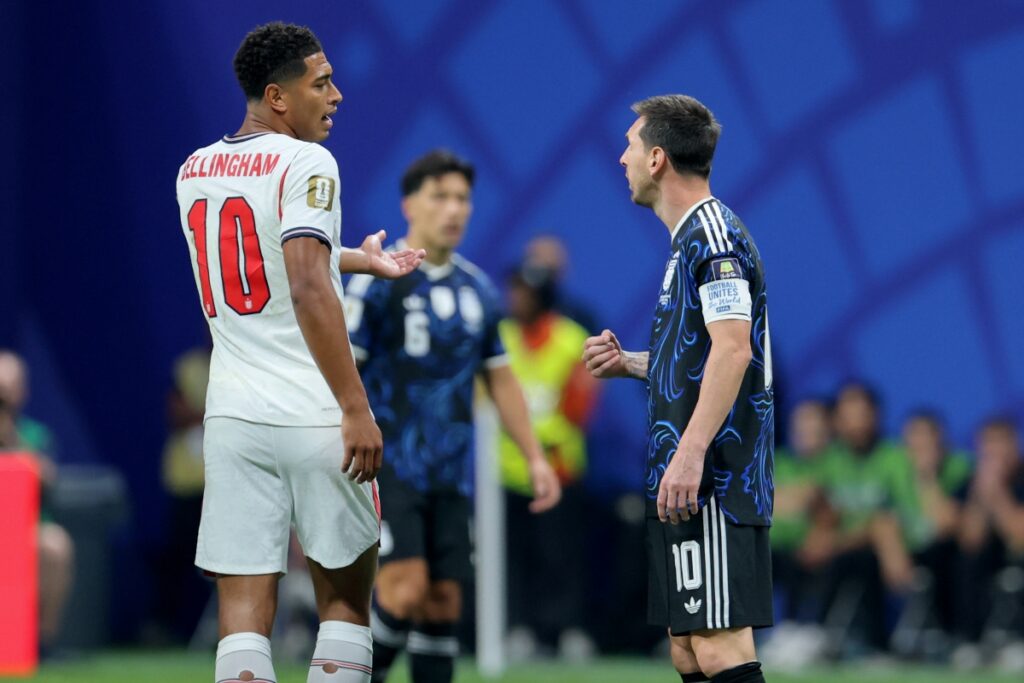 “discutindo-uma-falta”,-revela-bellingham-sobre-discussao-com-messi