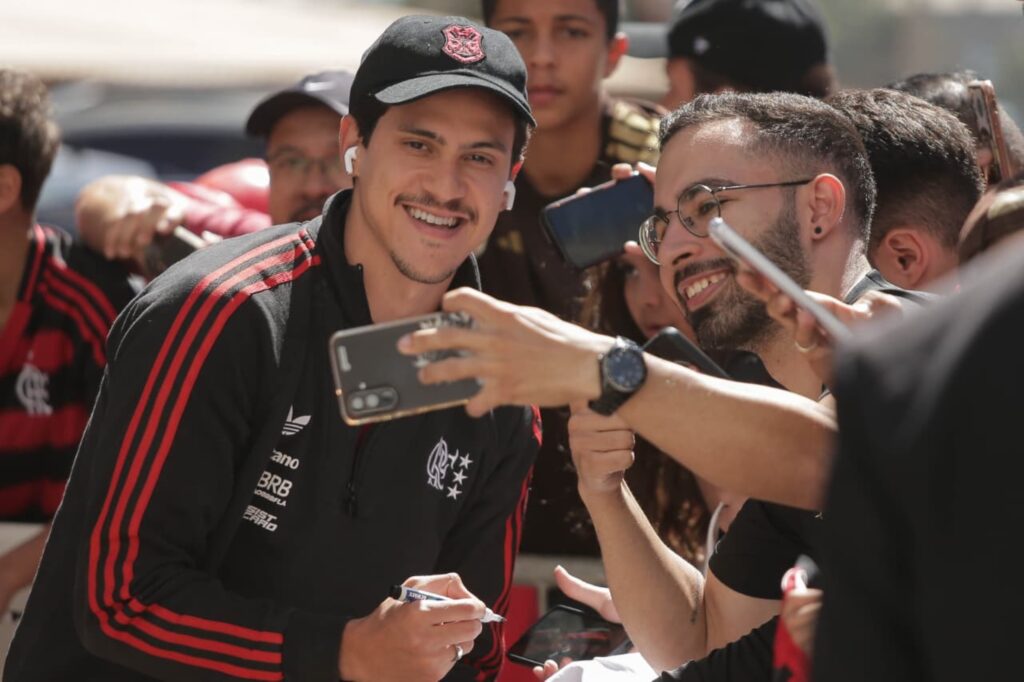 com-titulares,-flamengo-e-recepcionado-com-festa-em-chegada-ao-df