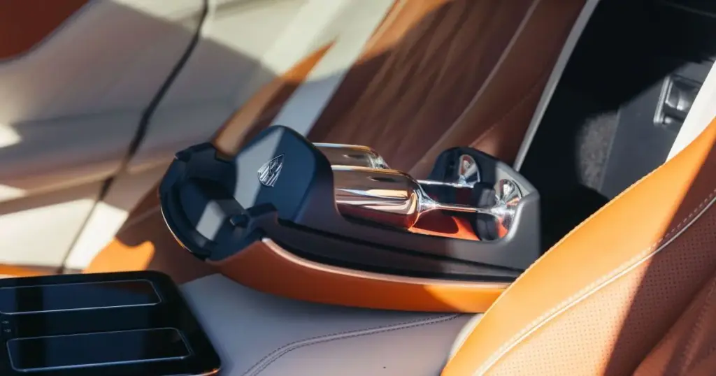 Nova Mercedes GLS Maybach ganha V8 eletrificado e mais isolamento acústico