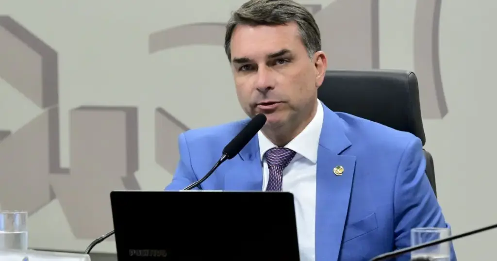 Flávio Bolsonaro vê crise estancada após pesquisa