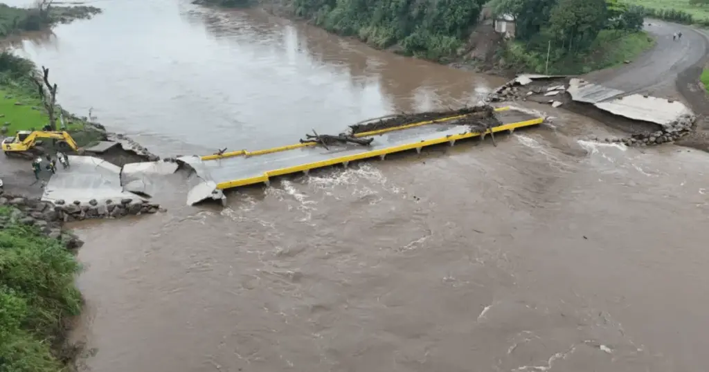 Ponte é destruída pela segunda vez após fortes chuvas no RS