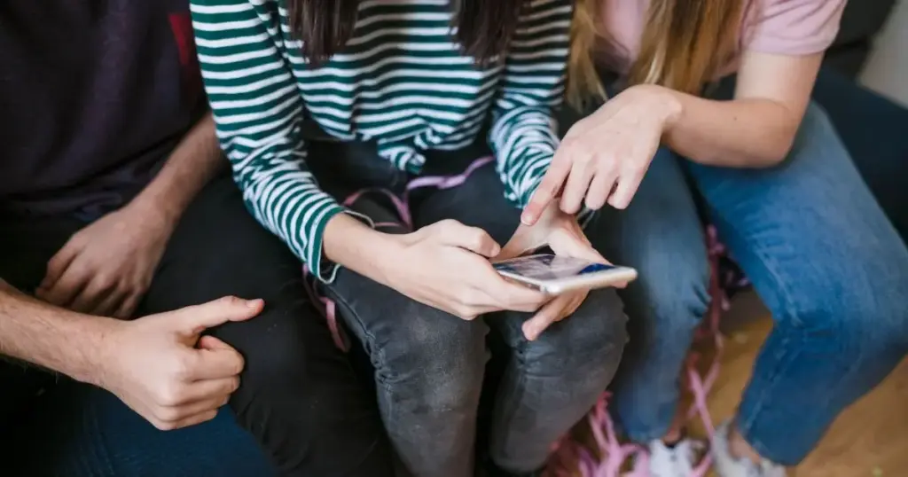 Meta vai avisar pais quando filhos conversarem com IA sobre suicídio