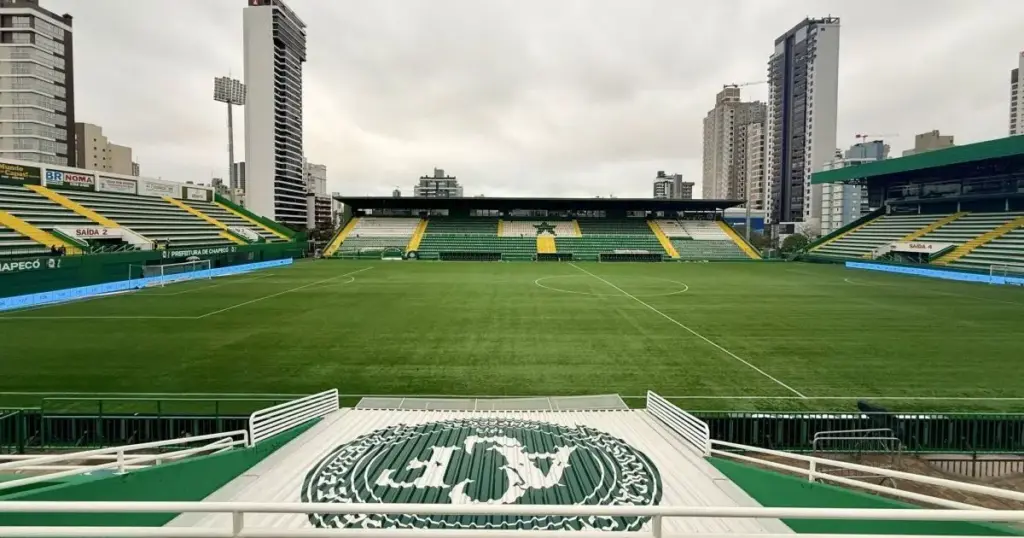 Chapecoense x Flamengo: escalações e onde assistir ao jogo do Brasileirão