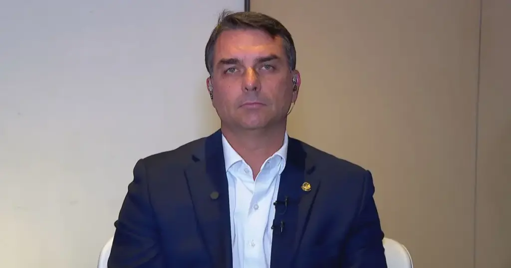 Decisão de Moraes que proíbe visitas a Bolsonaro é “vingança”, diz Flávio