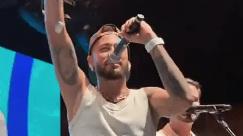 Após “dia de fúria”, Neymar curte show de Thiaguinho com Bruninho e parças