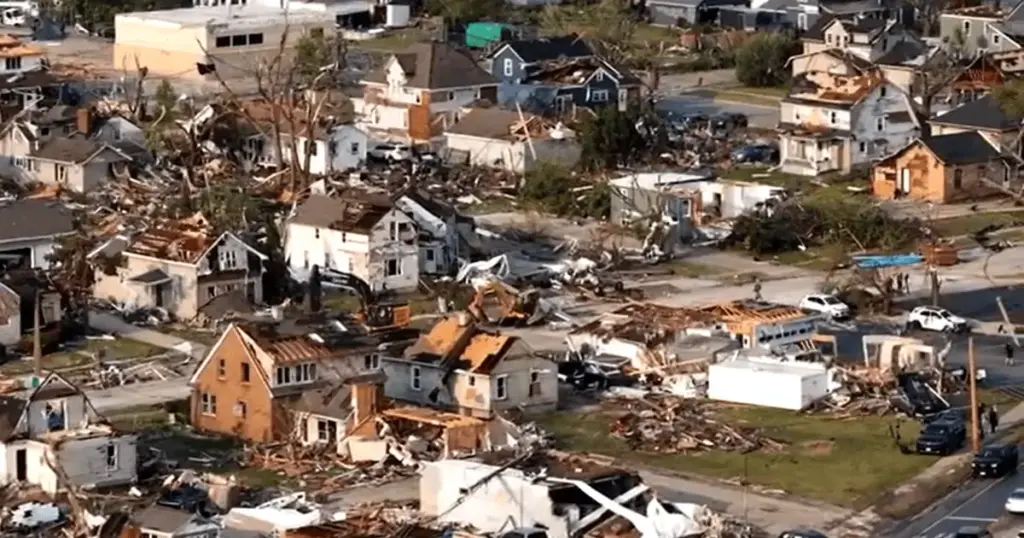 Vídeo: Drone mostra devastação de tornado no Wisconsin, EUA