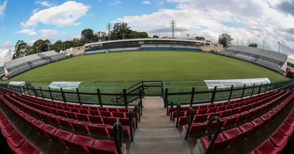 Bragantino enfrenta o Coritiba, de olho no G4 do Campeonato Brasileiro