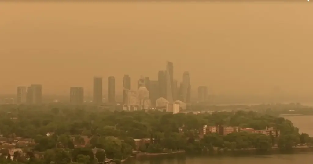 Canadá tenta resgatar moradores de comunidade remota em meio a incêndios