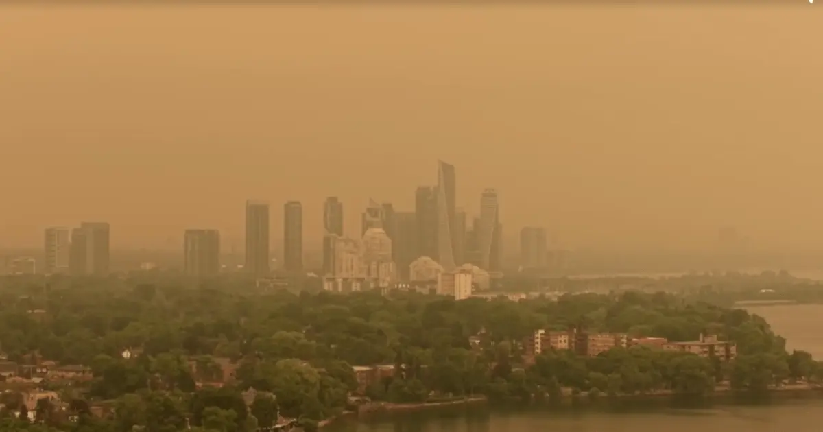 Canadá tenta resgatar moradores de comunidade remota em meio a incêndios