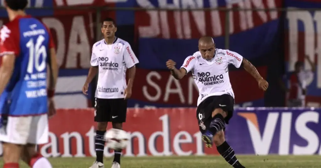 Palmeiras: Roberto Carlos pede desculpas por ter jogado no Corinthians