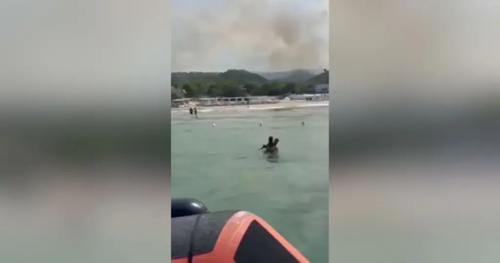 Incêndio força retirada de centenas de turistas pelo mar na Itália