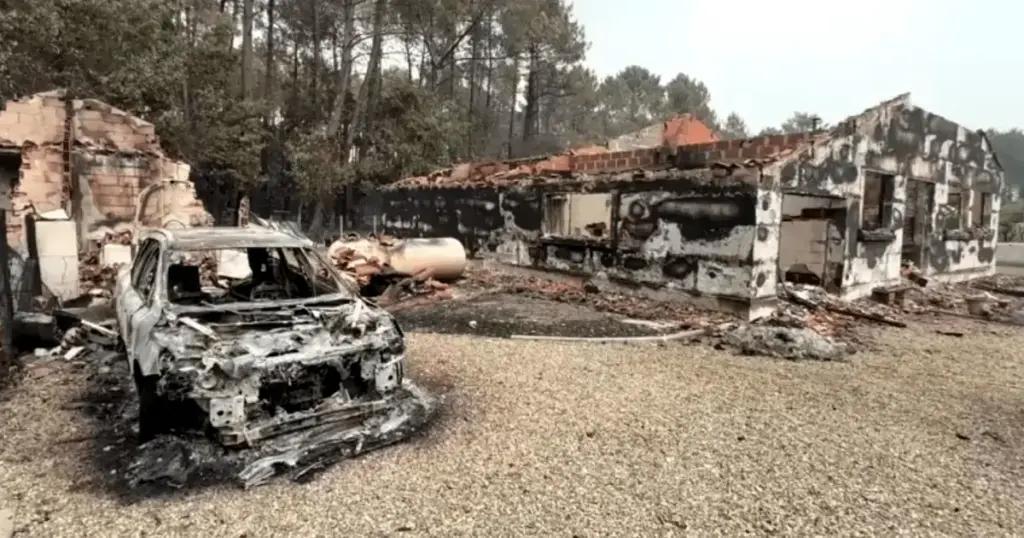 Incêndio florestal deixa casas em ruínas e carros destruídos na França