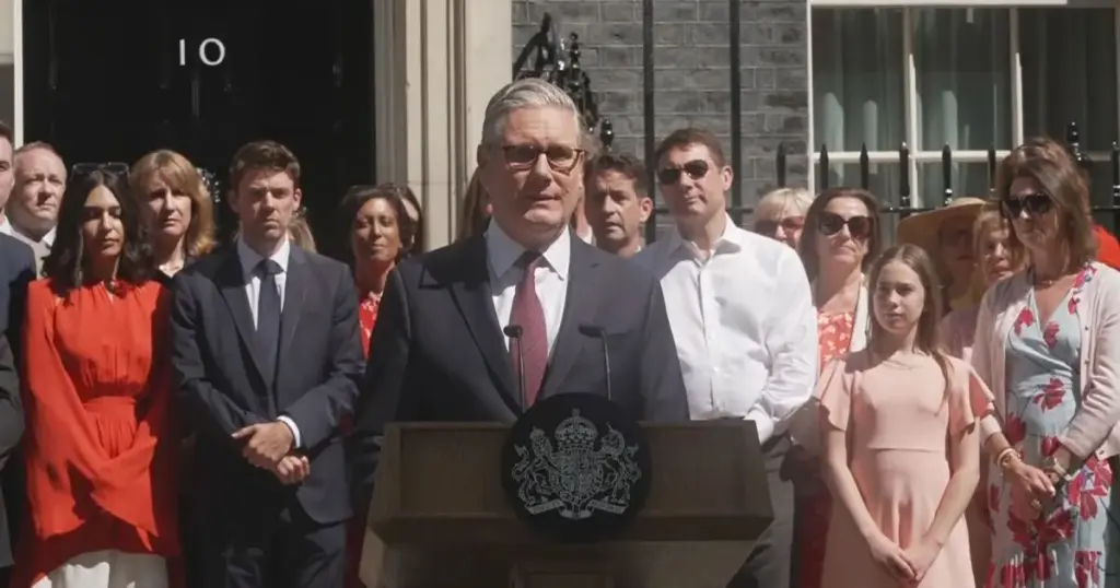 Keir Starmer faz discurso de despedida como premiê do Reino Unido