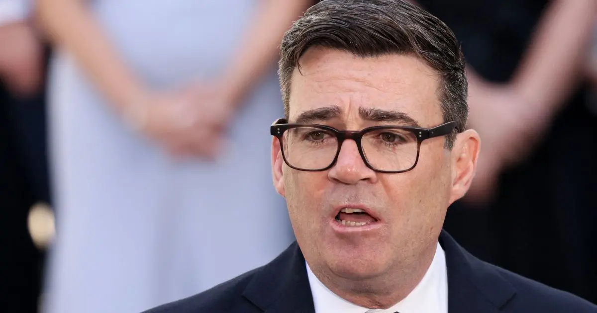 Andy Burnham promete limitar preço das passagens de ônibus no Reino Unido