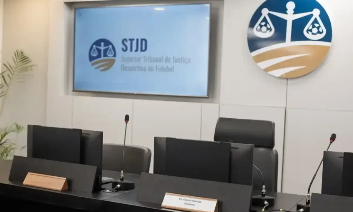 STJD marca julgamento de Victor Gabriel, zagueiro que lesionou Gabriel Pec