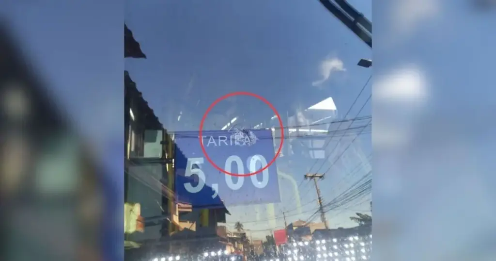 Ônibus usados como barricada em Bangu (RJ) são atingidos por tiros