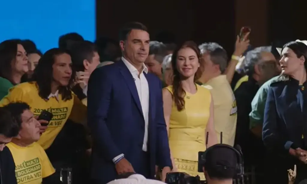 Com Bolsonaro e Michelle de papelão, Flávio confirma candidatura em SP