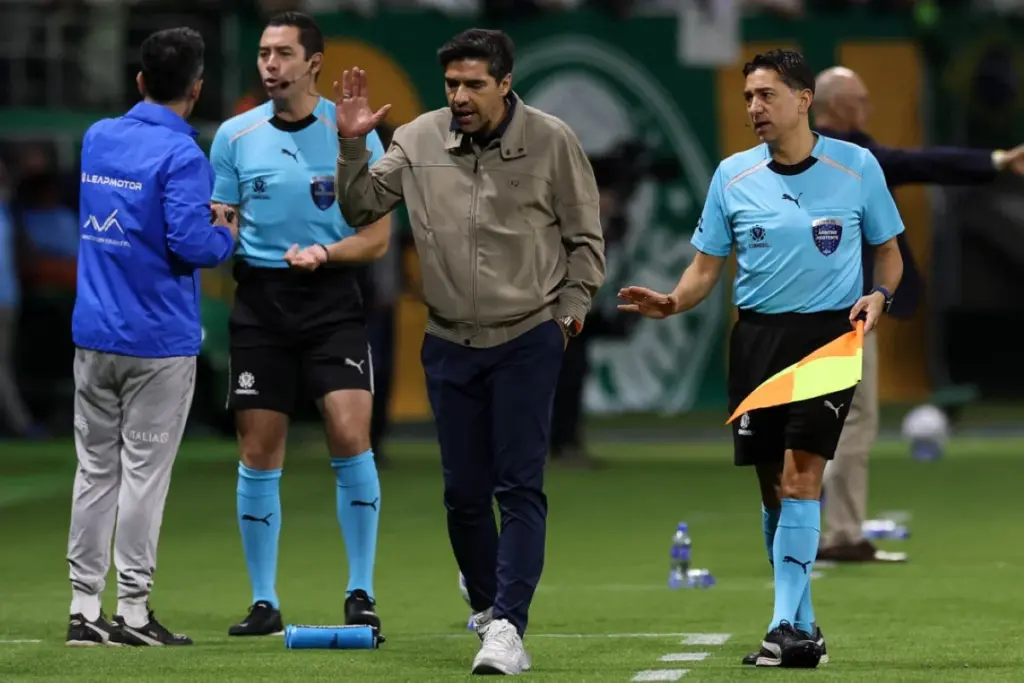Abel defende arbitragem polêmica contra o Vitória: "Seguiu a regra"