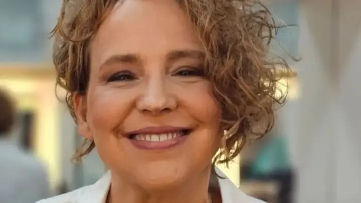 Ana Beatriz Nogueira nega internação e tranquiliza: “Estou ótima”
