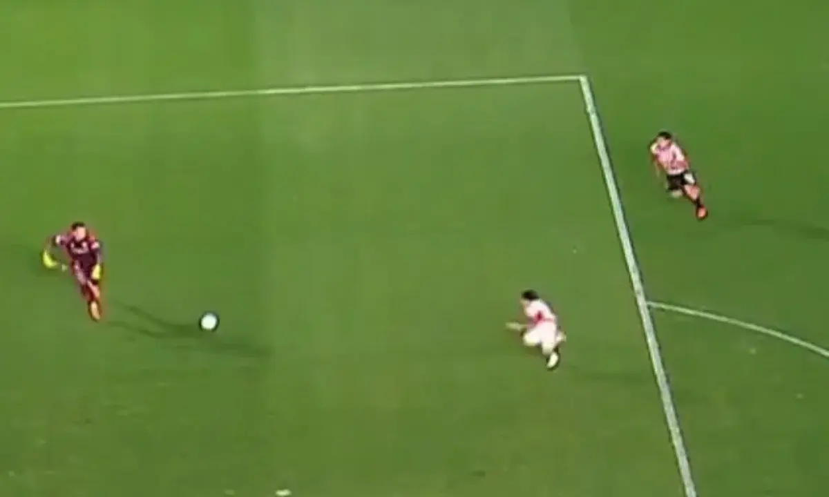 Após falhas na Copa, Muslera toma gol bizarro no Campeonato Argentino
