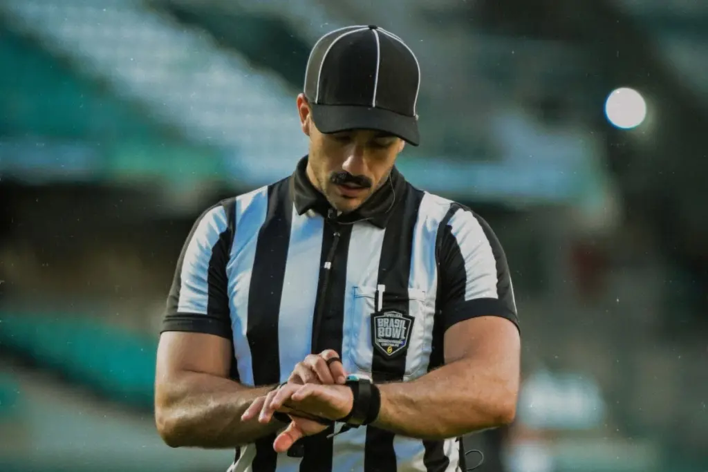 Árbitro agredido em jogo de futebol americano detalha episódio