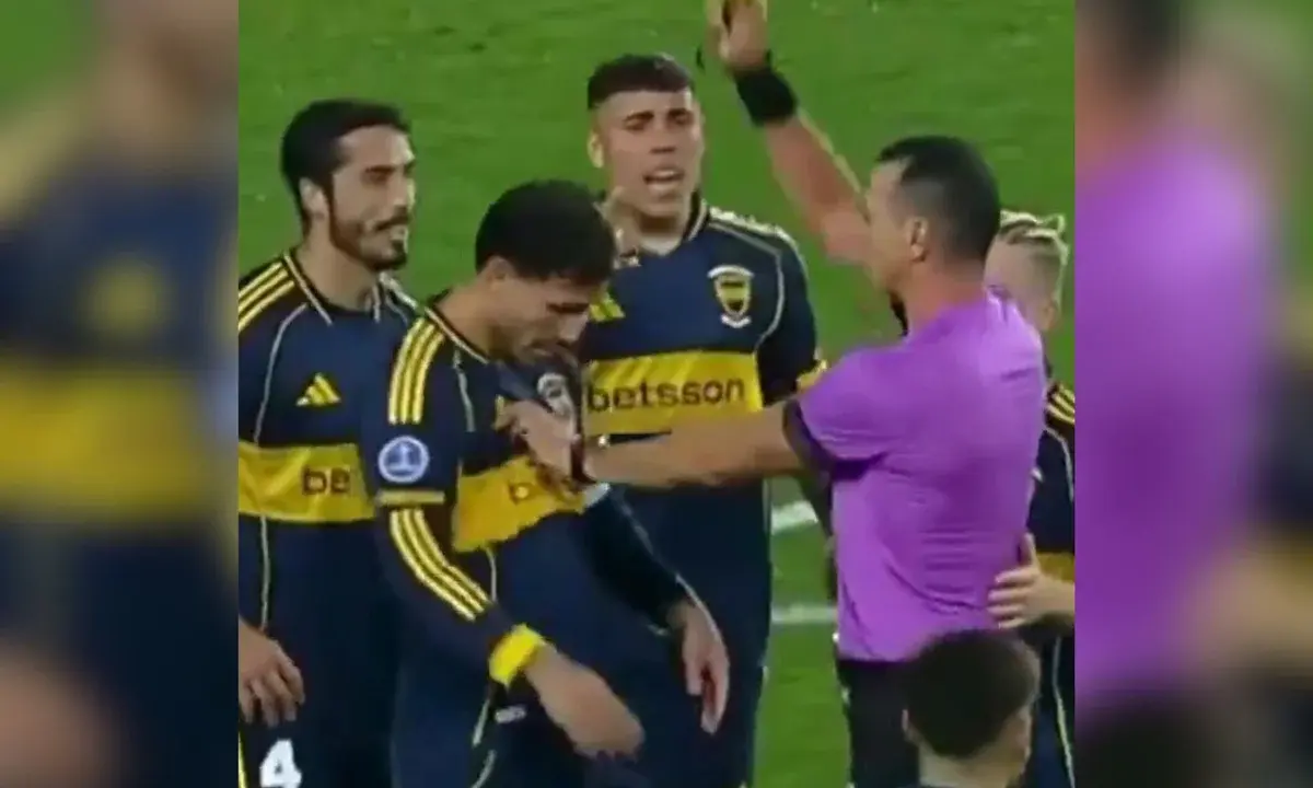 Árbitro Wilmar Roldán empurra Leandro Paredes em jogo do Boca Juniors