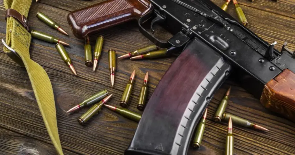 Brasil apreende 100 mil armas por ano, mas fluxo do crime muda, diz análise