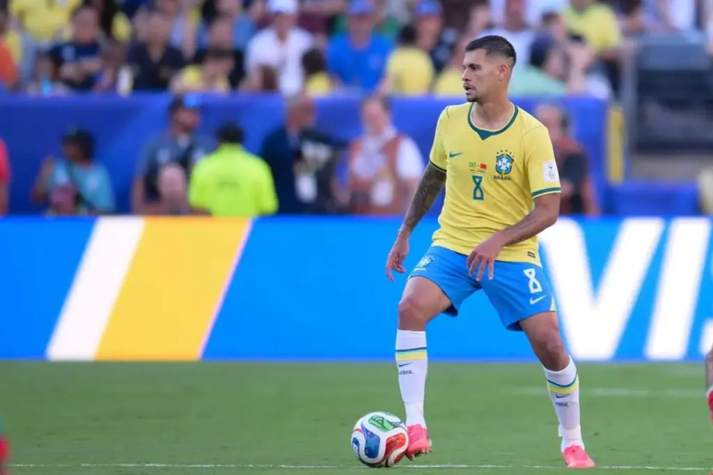 Arsenal negocia com Newcastle por Bruno Guimarães, diz jornal inglês