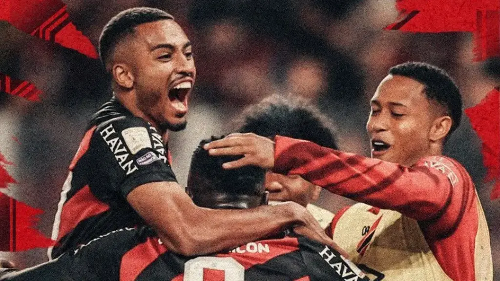 Athletico-PR vence Internacional, que se complica no Brasileirão