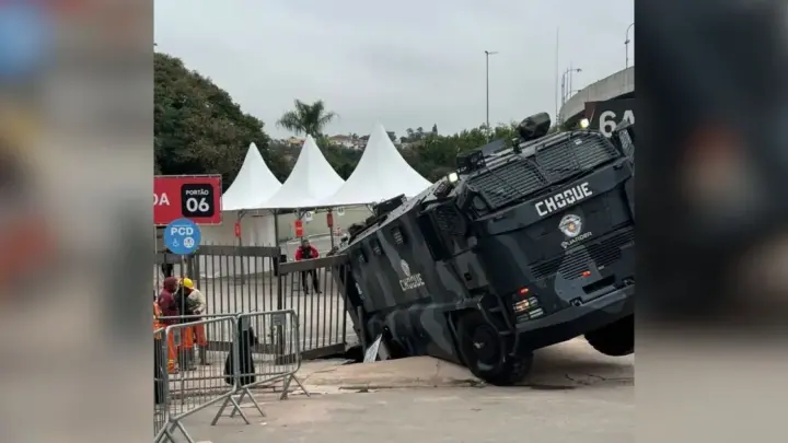 Vídeo: caminhão da PM cai em buraco de obra no Estádio do Morumbi