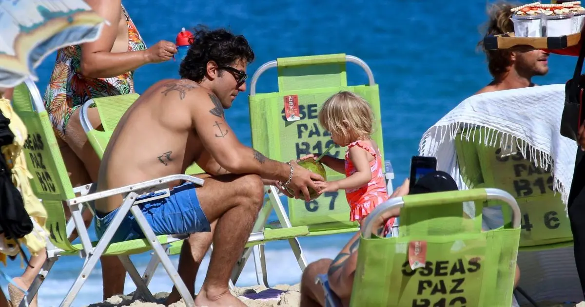 Chay Suede curte praia com filha em dia de folga; veja fotos